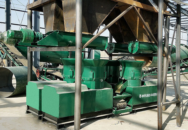 Flat-die granulator Pupuk produksi garis Konsumsi energi rendah Partikel silinder ISO9001 Sertifikasi